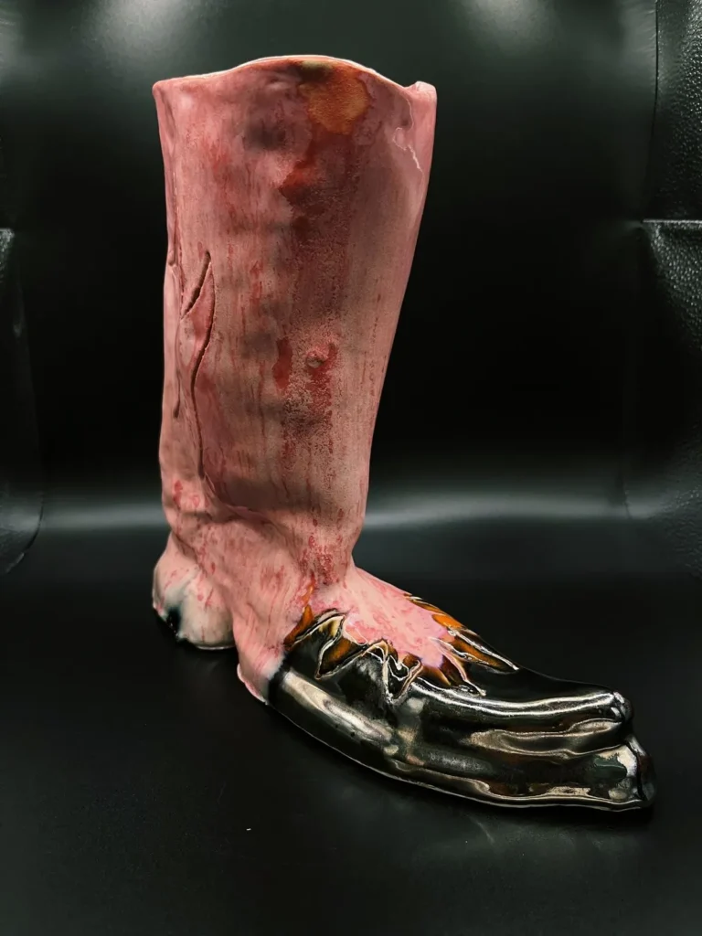 Howdy! de Patricia Paz reúne un conjunto de obras fuertemente influenciadas por la estética americana y en las que representan objetos, escenas cotidianas y retratos que guardan secretos e historias fascinantes.