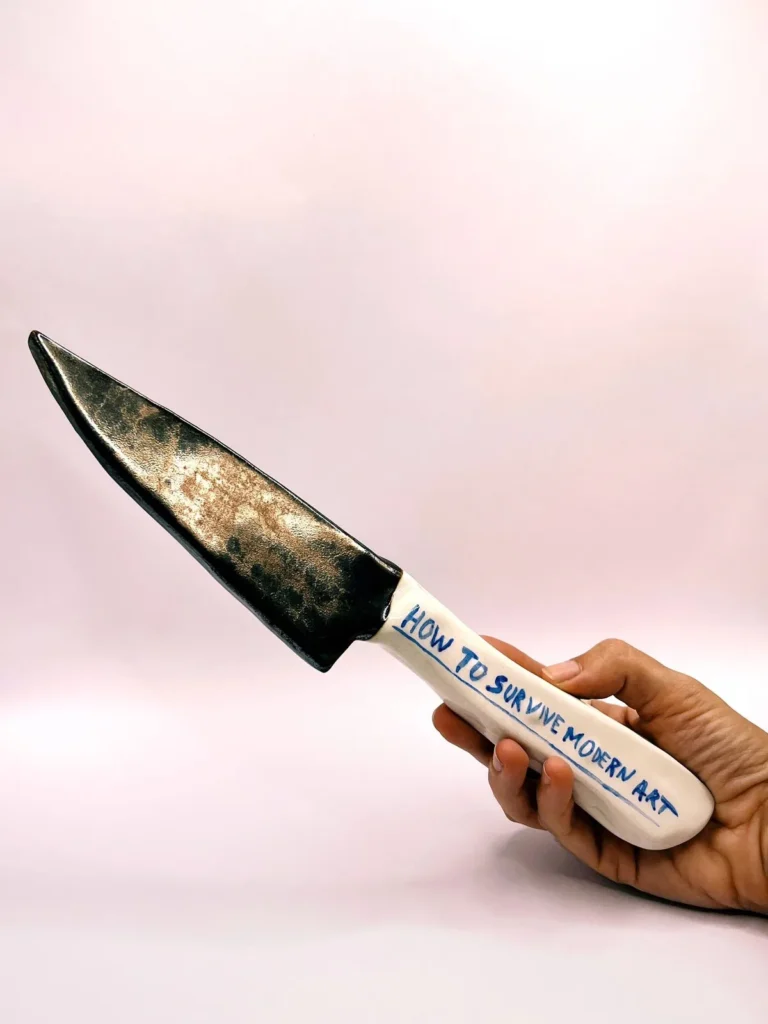 Patricia Paz utiliza la ironía para modelar un cuchillo con la inscripción «How to survive modern art» y reinventa sus icónicas botas cowboy, que fueron un éxito desde la primera vez que las expuso en Casa Sostoa.