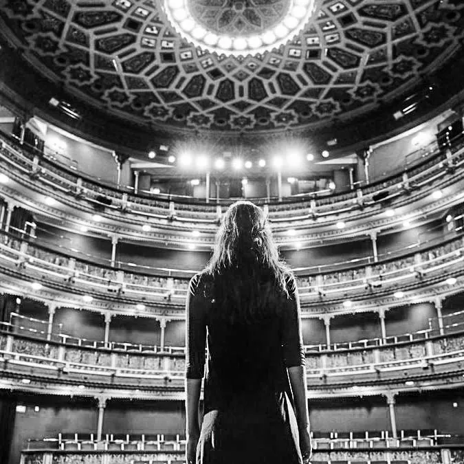 Hovik Keuchkerian de espaldas en un gran teatro vacío durante “Grito”.