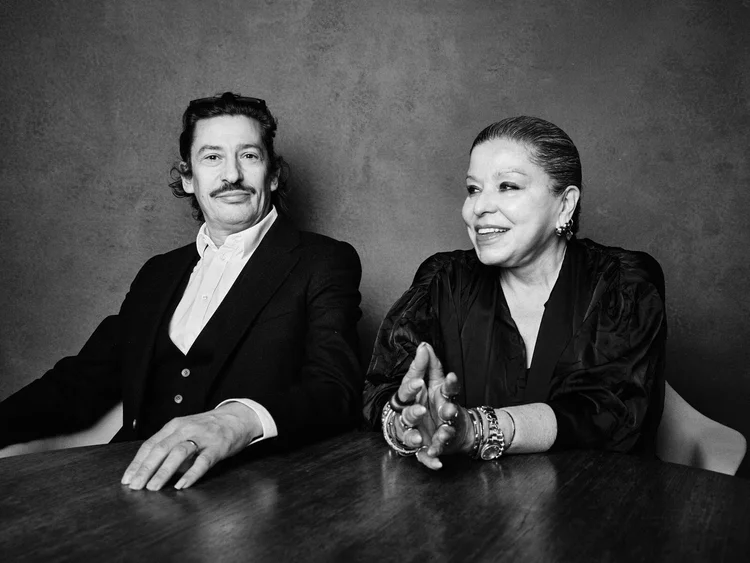 La obra de la venezolana Carla Arocha (Caracas, 1961) y el belga Stéphane Schraenen (Amberes, 1971) profundiza en la experiencia consciente de la percepción sensorial y sus graduales modificaciones, a partir de trampas visuales, leves variaciones cromáticas y reflejos que convocan con sutileza el despertar de los sentidos y también de las emociones.