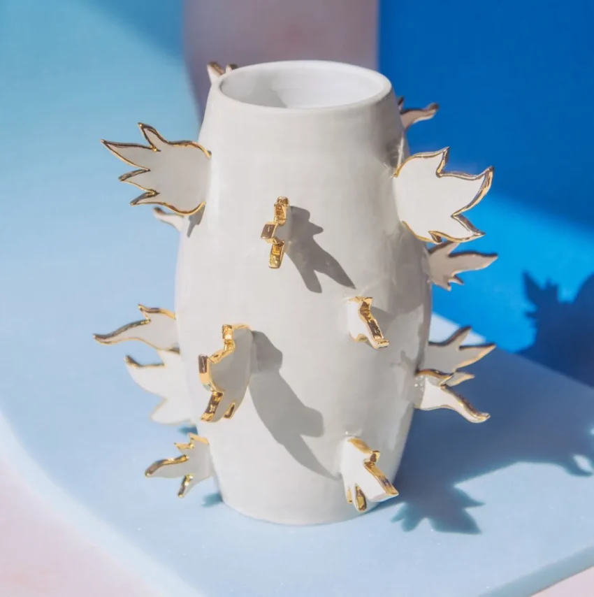 Ana Rod es una artista contemporánea que desarrolla un lenguaje escultórico profundamente ligado a la naturaleza y a los procesos internos de la materia.