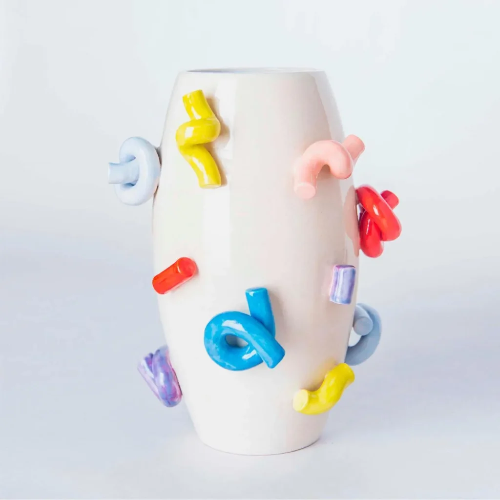 Ana Rod es una artista contemporánea que desarrolla un lenguaje escultórico profundamente ligado a la naturaleza y a los procesos internos de la materia.