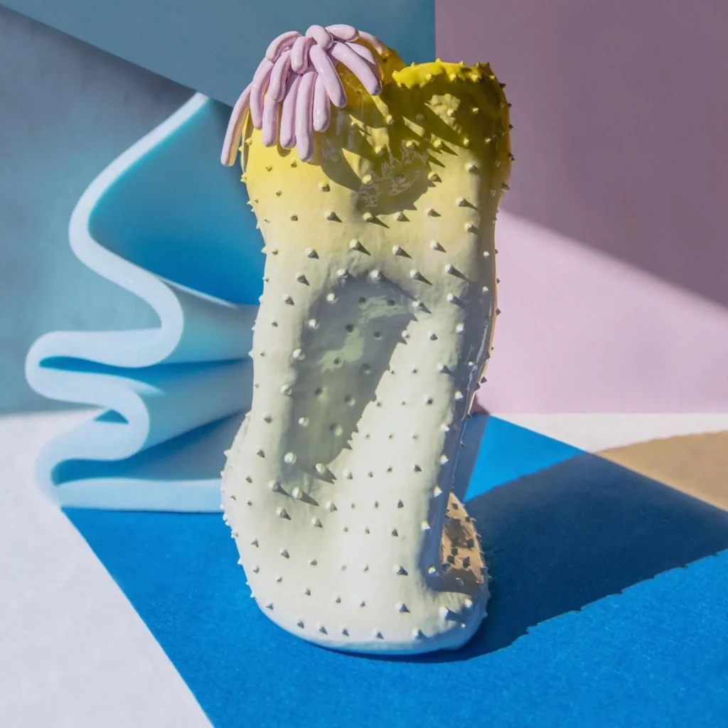 Ana Rod es una artista contemporánea que desarrolla un lenguaje escultórico profundamente ligado a la naturaleza y a los procesos internos de la materia.