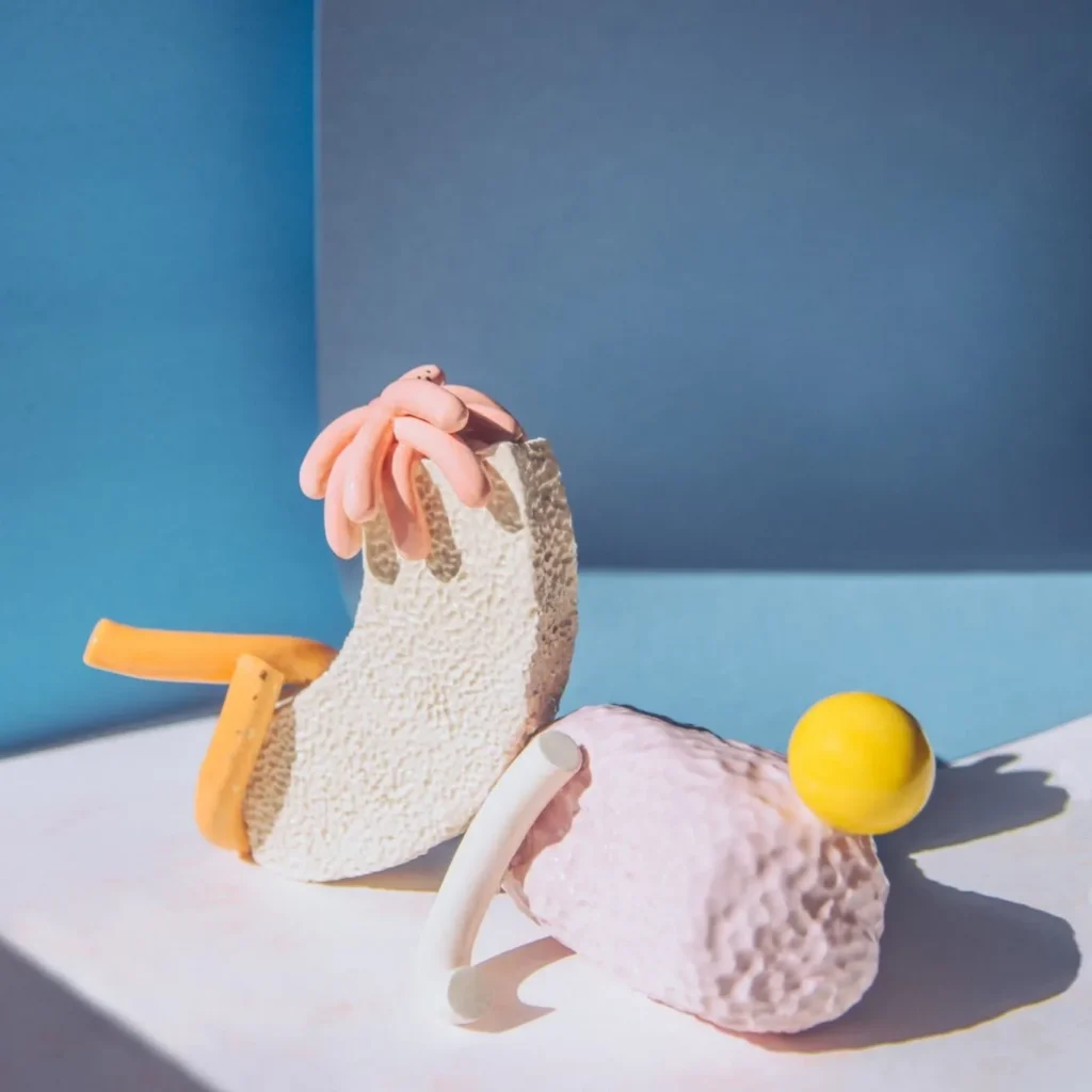 Ana Rod es una artista contemporánea que desarrolla un lenguaje escultórico profundamente ligado a la naturaleza y a los procesos internos de la materia.