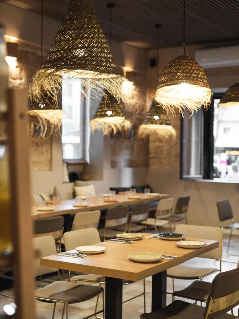 Los Soletes de la Guía Repsol con un enfoque a un placer asequible, donde prima la calidad y el buen hacer. Mesones, asadores, casas de comida con un menú del día estupendo o restaurantes con vocación viajera y propuestas modernas con ganas de innovar. Para repetir por su ambiente informal y acogedor