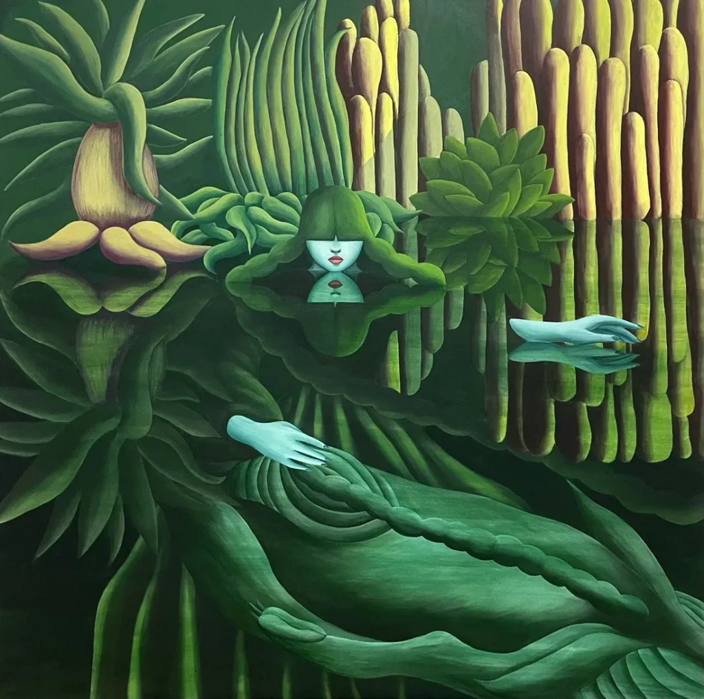 Manos azuladas emergiendo del agua ante una figura encapuchada con un reloj de arena por rostro, rodeada de vegetación exuberante en una escena surreal de Brenda Carenda.