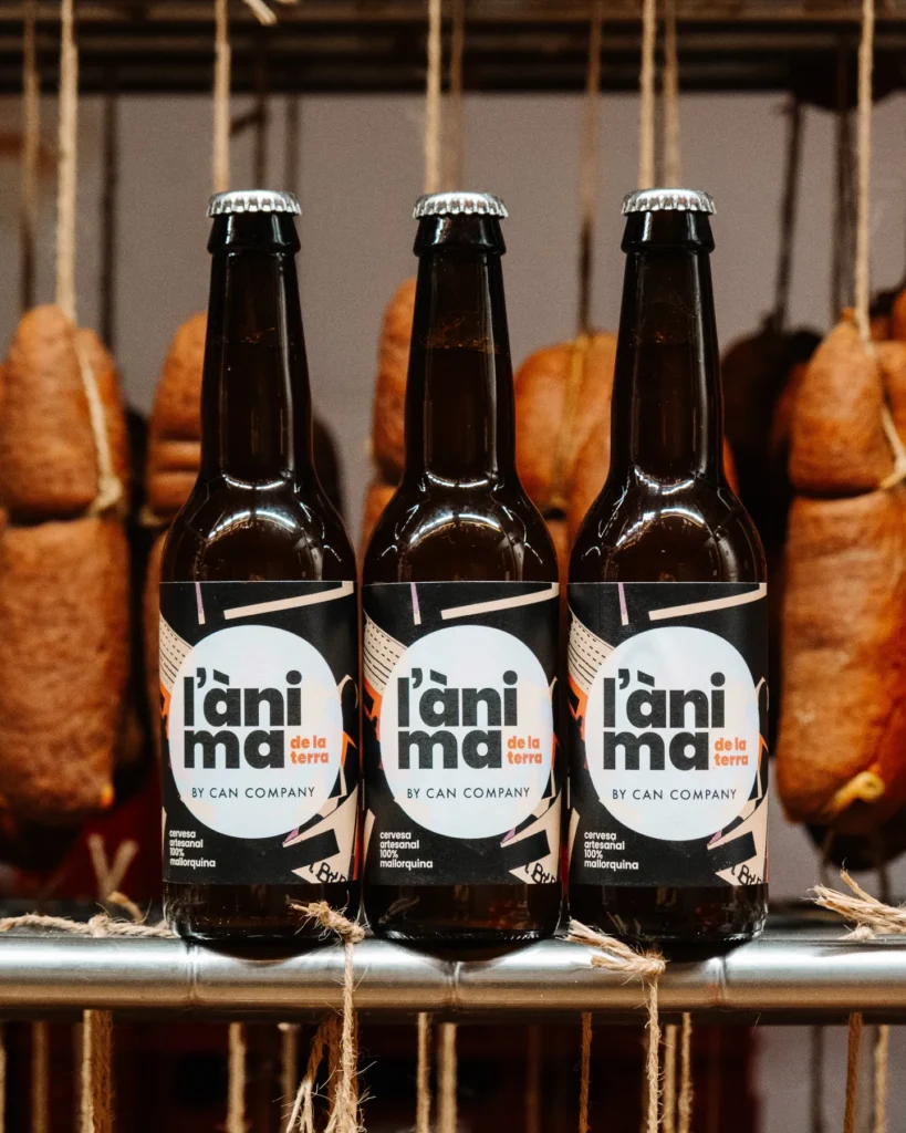 Can Company nació en 1960 en el corazón de Mallorca fruto del trabajo de muchas generaciones de una familia de agricultores mallorquines. Uno de ellos es la producción y comercialización de cereales y harinas obtenidas a partir de las fincas que explota en Mallorca. En el interior de la isla tiene una fábrica que produce su propia semilla certificada de cereal y las harinas y piensos para alimentar su propia cabaña ganadera.