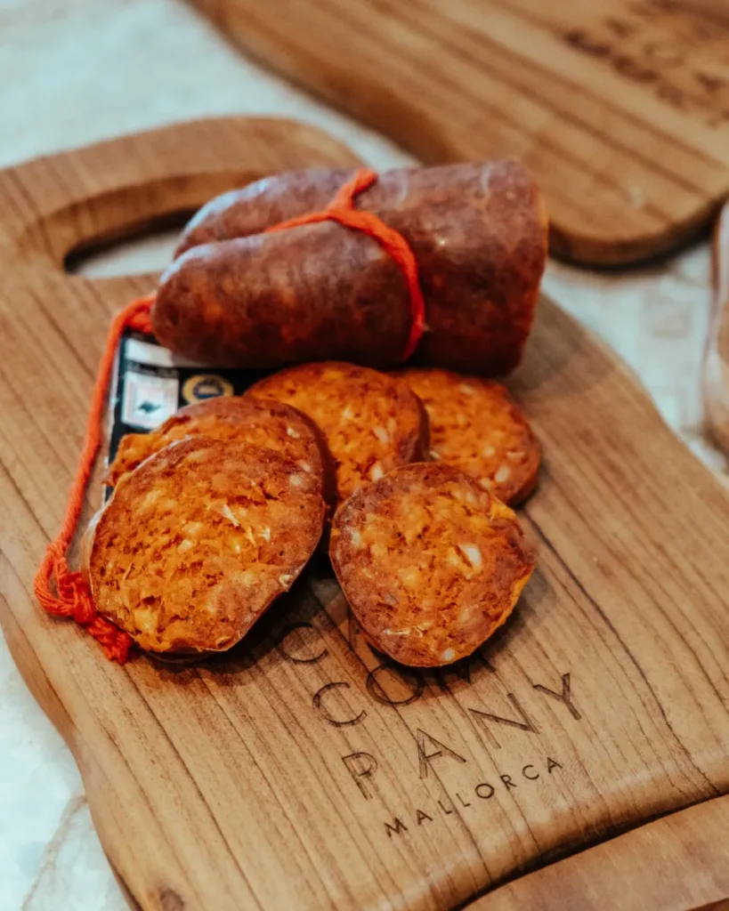 Can Company apuesta por la tradición y la fantasía. De la mano del maestro charcutero Xesc Reina, la fábrica de embutidos, dirigida por Javier Irazusta, es capaz de ofrecer la sobrasada de toda la vida, la de siempre, la familiar, y, al tiempo, transgredir todas las normativas del consejo regulador para ofrecer un producto tan novedoso como exquisito -sobrasada con queso-.