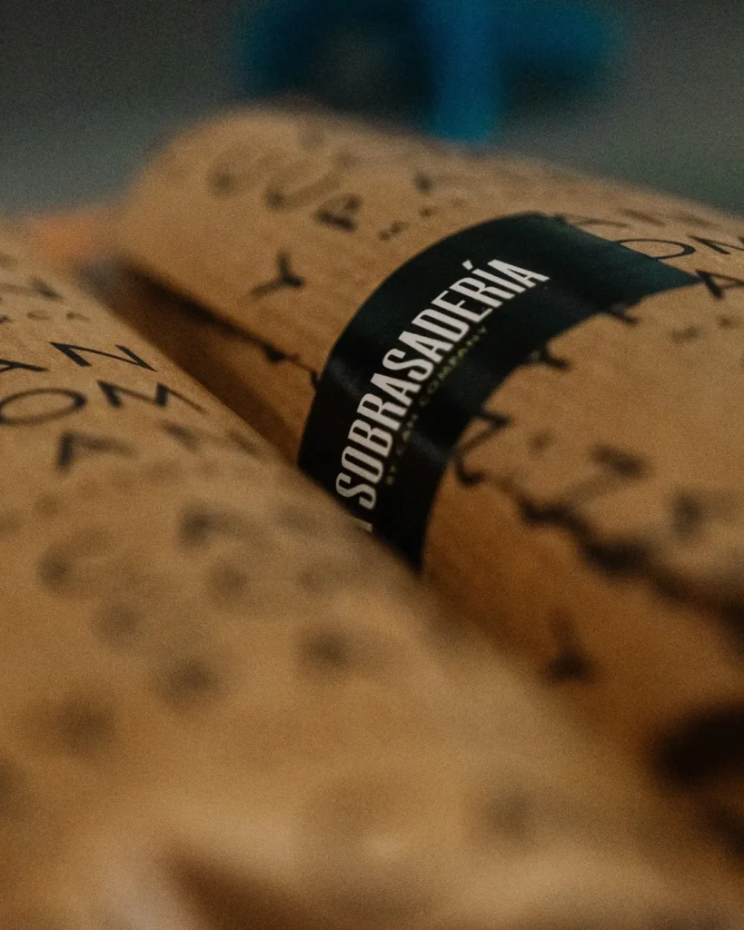 Can Company apuesta por la tradición y la fantasía. De la mano del maestro charcutero Xesc Reina, la fábrica de embutidos, dirigida por Javier Irazusta, es capaz de ofrecer la sobrasada de toda la vida, la de siempre, la familiar, y, al tiempo, transgredir todas las normativas del consejo regulador para ofrecer un producto tan novedoso como exquisito -sobrasada con queso-.