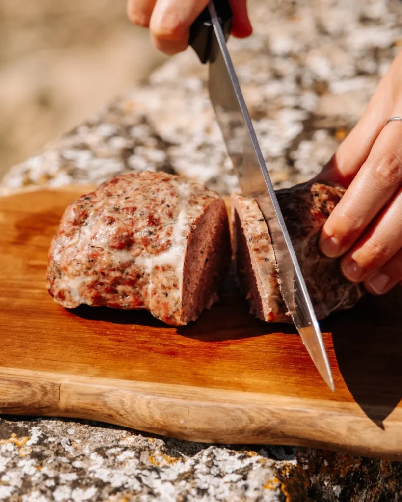 La calidad es la principal apuesta de Can Company, que controla al detalle todo el proceso de producción, desde la alimentación de los animales hasta la venta final. Y es que el grupo familiar siembra todo tipo de cereales, tiene una importante producción de cerdo negro, que alimenta con sus cultivos, y elabora diferentes embutidos con sus propios animales.