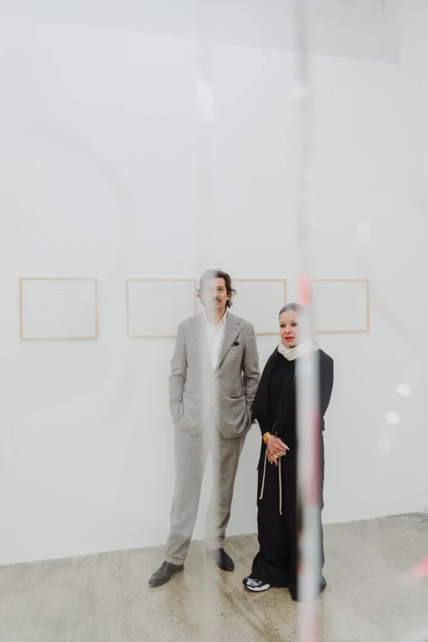 Obra “Spinning Rumours – Ópalo” de Carla Arocha y Stéphane Schraenen, pieza contemporánea inspirada en la percepción y el movimiento.