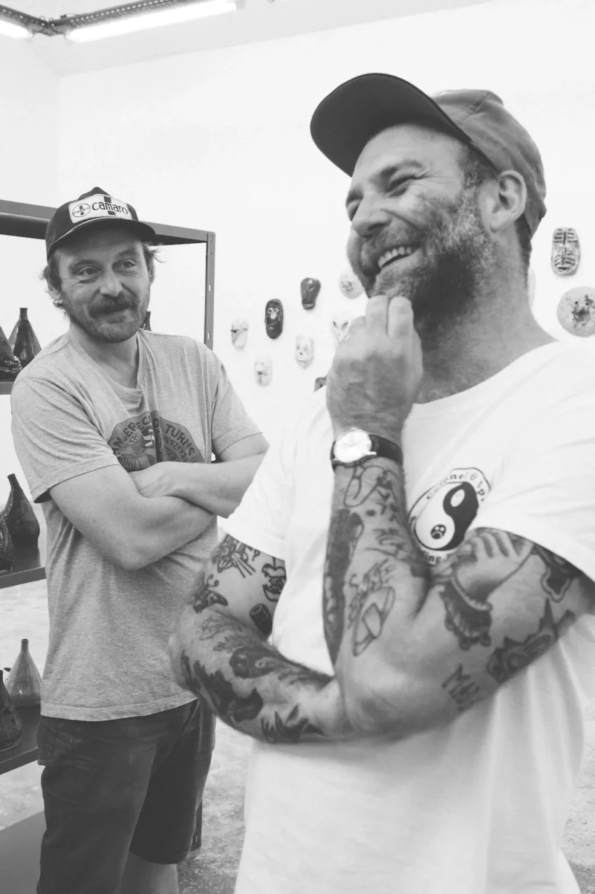 Mon Colonel & Spit: diseño de espíritu surfista. Durante los años 90, Éric Bassleer, alias Mon Colonel (nacido en Lieja en 1974), y Thomas Stiernon, alias Spit (nacido en Lieja en 1977), practican graffiti dentro del colectivo llamado “The ERS”. En 2007, tras la disolución del grupo, el dúo de artistas belgas se forma como Mon Colonel & Spit.