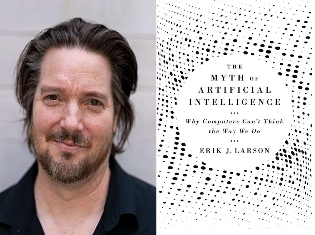Jesús G. Maestro junto a la portada del libro The Myth of Artificial Intelligence de Erik J. Larson.