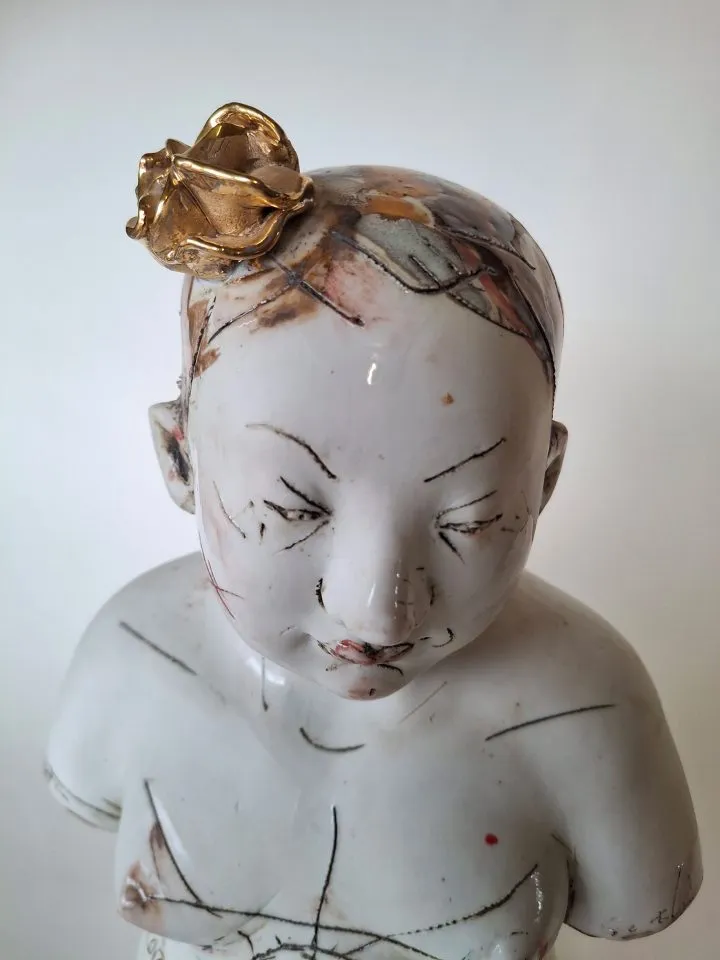 Las figuras de Gundi, a menudo femeninas, pero a veces asexuales o del mundo animal, pueden presentarse de pie o lánguidamente tumbadas, pero, en cualquiera que sea su postura, su mirada está oculta, sumidas en una profunda introspección.