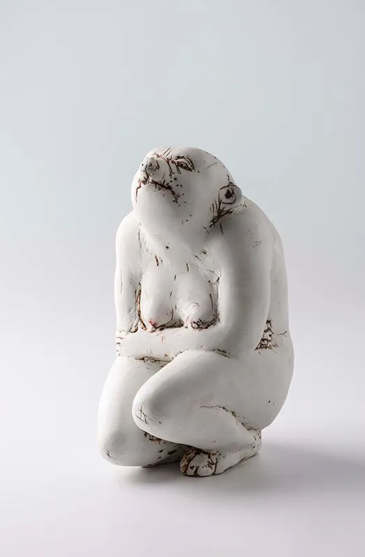 Escultura de Gundi Dietz con figura híbrida humano?animal en posición arrodillada.