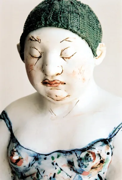 Las figuras de Gundi, a menudo femeninas, pero a veces asexuales o del mundo animal, pueden presentarse de pie o lánguidamente tumbadas, pero, en cualquiera que sea su postura, su mirada está oculta, sumidas en una profunda introspección.