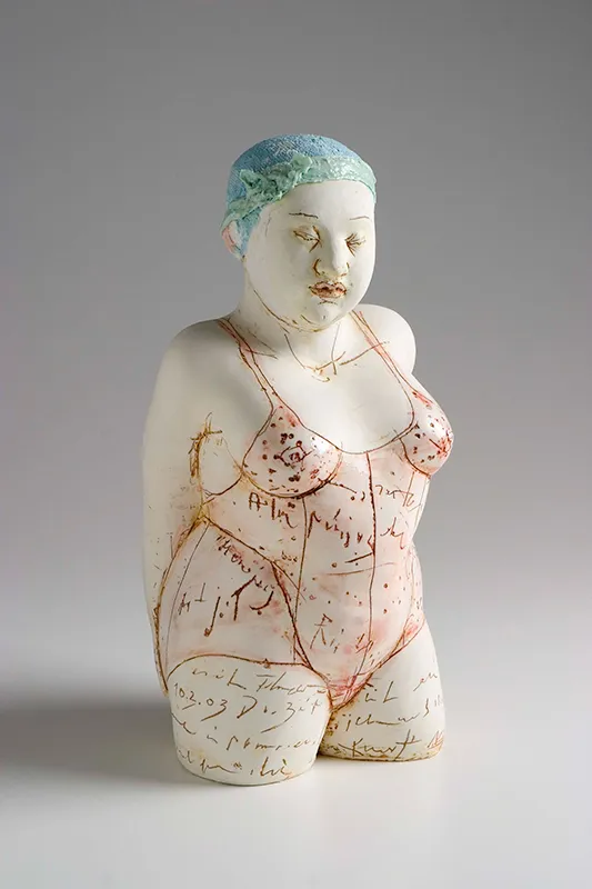 Las figuras de Gundi, a menudo femeninas, pero a veces asexuales o del mundo animal, pueden presentarse de pie o lánguidamente tumbadas, pero, en cualquiera que sea su postura, su mirada está oculta, sumidas en una profunda introspección.