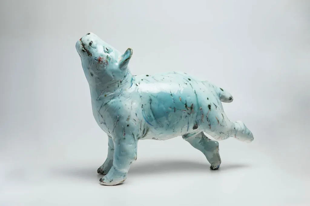 Cabezas, bustos o figuras de cuerpo entero, de pie o con una lánguida indiferencia. Las esculturas de Gundi Dietz desafían la estética aunque sin perder capacidad de seducción.