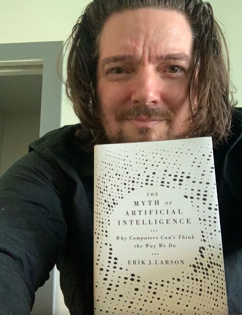 Libro “The Myth of Artificial Intelligence” de Erik J. Larson sostenido en primer plano
