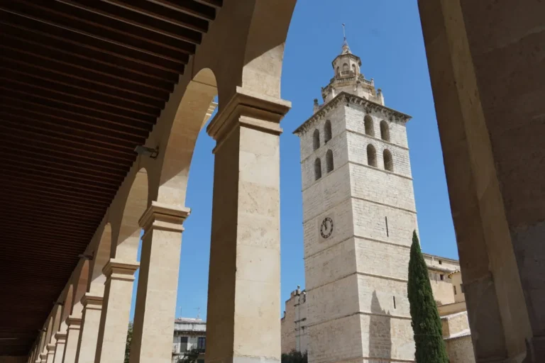 Inca es la tercera población más grande de Mallorca, se encuentra ubicada en el corazón de la isla y es la capital de la comarca del Raiguer.