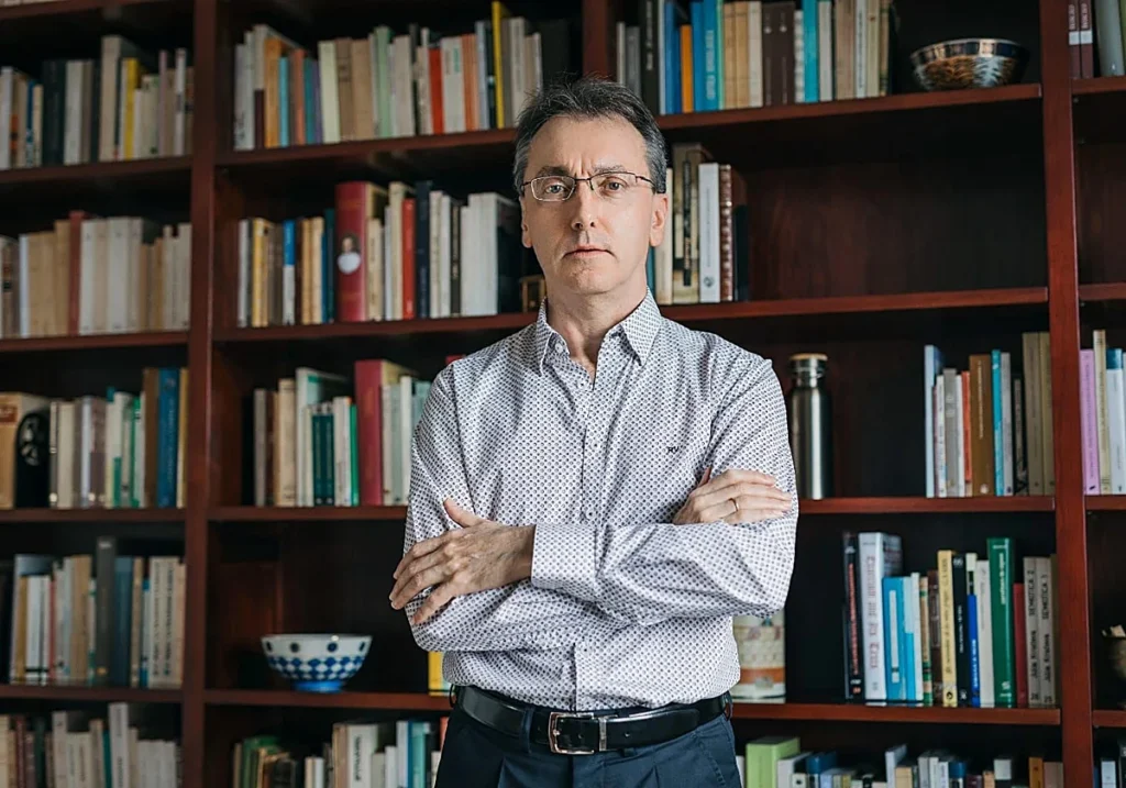 Jesús G. Maestro (Gijón, 1967) es catedrático de Teoría de la Literatura y Literatura Comparada en la Universidad de Vigo, pero comparte sus lecciones en un canal de YouTube con más de 143.000 seguidores.