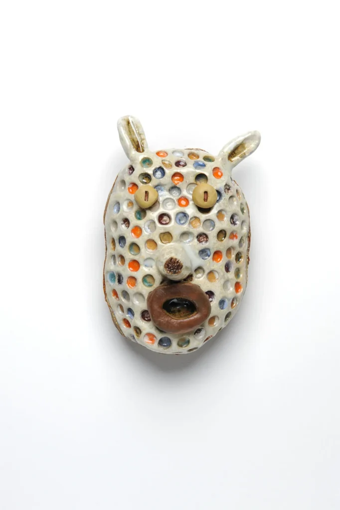 las cerámicas burlonas del dúo belga pertenecen al ignorant style, una corriente del graffiti que se caracteriza por una estética cruda y sin adornos, en contra de los cánones habituales del mural.