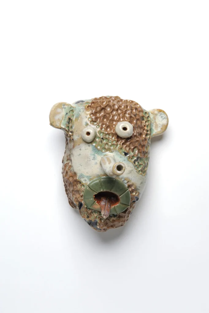 Las cerámicas burlonas del dúo belga pertenecen al ignorant style, una corriente del graffiti que se caracteriza por una estética cruda y sin adornos, en contra de los cánones habituales del mural.