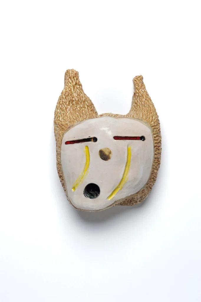 Las cerámicas burlonas del dúo belga pertenecen al ignorant style, una corriente del graffiti que se caracteriza por una estética cruda y sin adornos, en contra de los cánones habituales del mural.