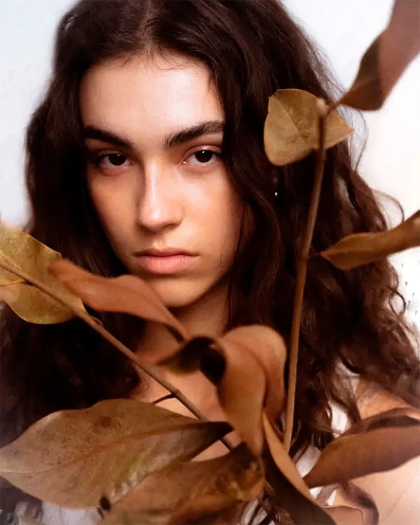 Passatge nos habla de la frontera entre el viaje al interior y al exterior, simboliza esta explicación de límites: entre el dentro y el fuera, el recuerdo y el instante presente. Hay una narrativa de movimiento y de inquietud, de aquello que se deja atrás y de lo que se queda, de presencias sugeridas y de historias a medio contar.