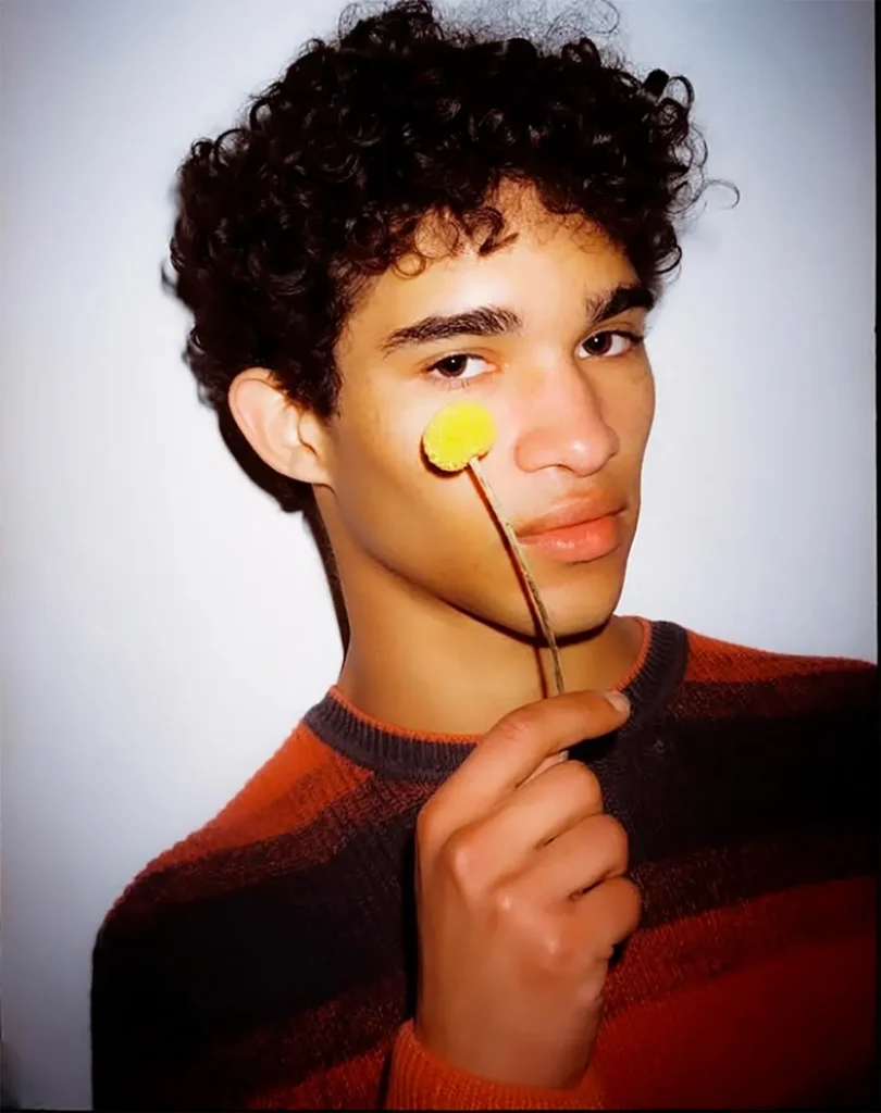 Desde momentos de introspección hasta la inmensidad de los paisajes y la dinámica de la vida urbana, Maria Huerga captura la esencia del tránsito constante que define nuestra existencia.