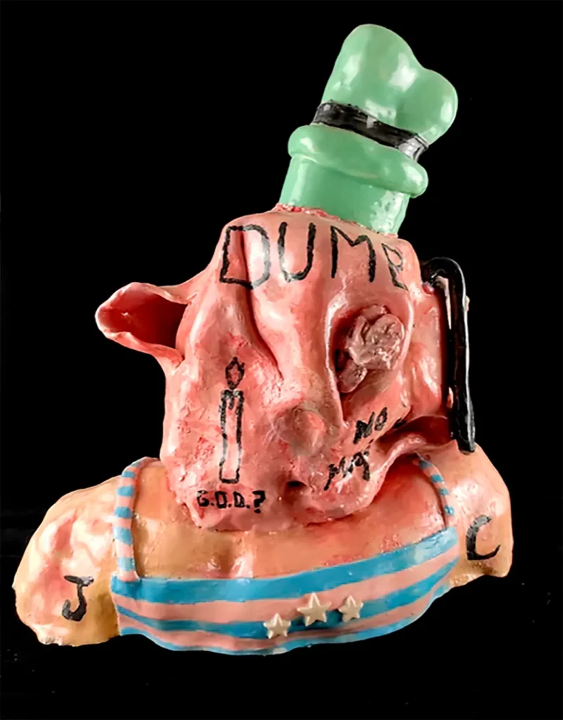 Las piezas de cerámica de Miguel B., a menudo cubiertas con silicona rosa que simula chicle, funcionan como superficies en las que lo artesanal se mezcla con lo irónico, generando un imaginario tan lúdico como inquietante.