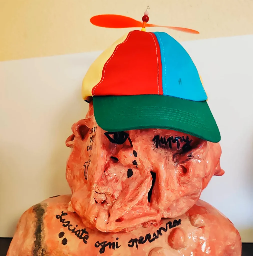 Las piezas de cerámica de Miguel B., a menudo cubiertas con silicona rosa que simula chicle, funcionan como superficies en las que lo artesanal se mezcla con lo irónico, generando un imaginario tan lúdico como inquietante.