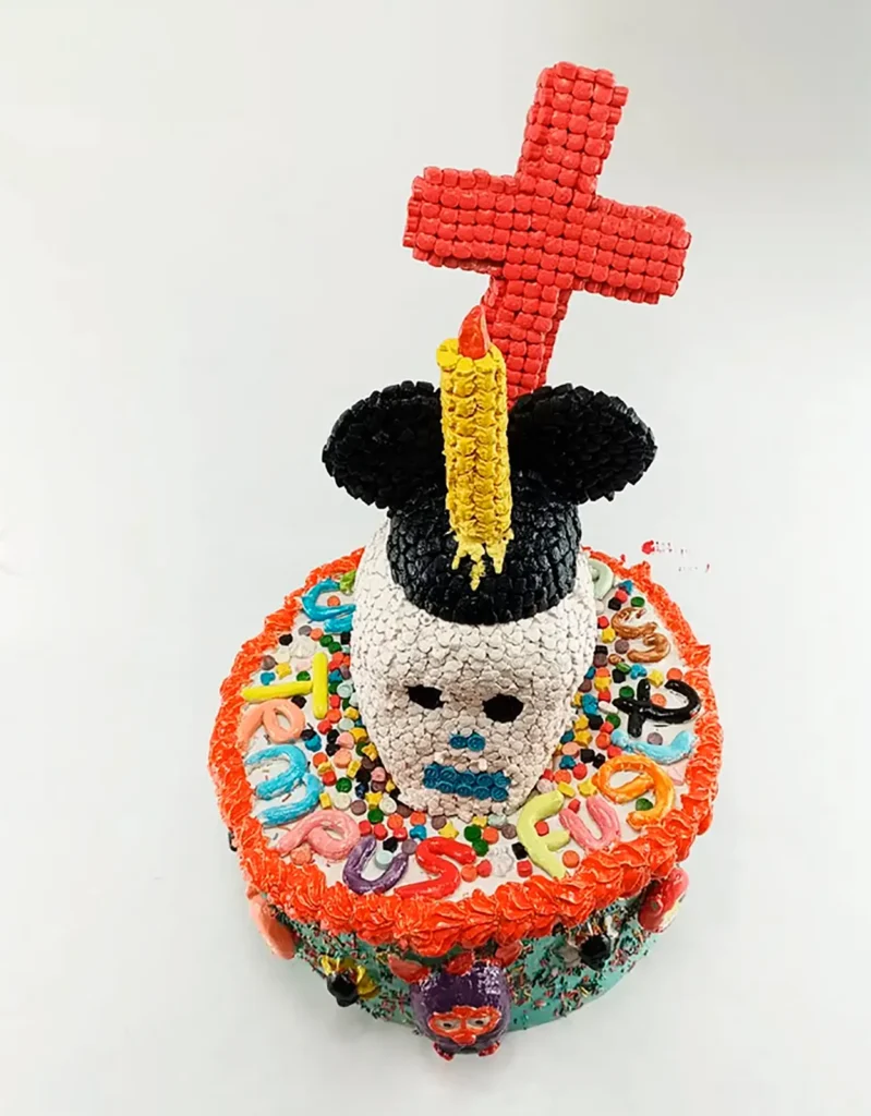 Las piezas de Miguel B., a menudo cubiertas con silicona rosa que simula chicle, funcionan como superficies en las que lo artesanal se mezcla con lo irónico, generando un imaginario tan lúdico como inquietante.