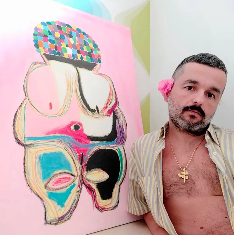 Artista multidisciplinar formado en realización audiovisual y guion, descubrió por casualidad su pasión por la cerámica en 2015 tras mudarse a Granada. Allí comenzó su trayectoria autodidacta, caracterizada por una exploración libre de las técnicas tradicionales y centrada en lo que denomina “cerámica narrativa”, donde cada pieza cuenta historias íntimas con resonancia universal.