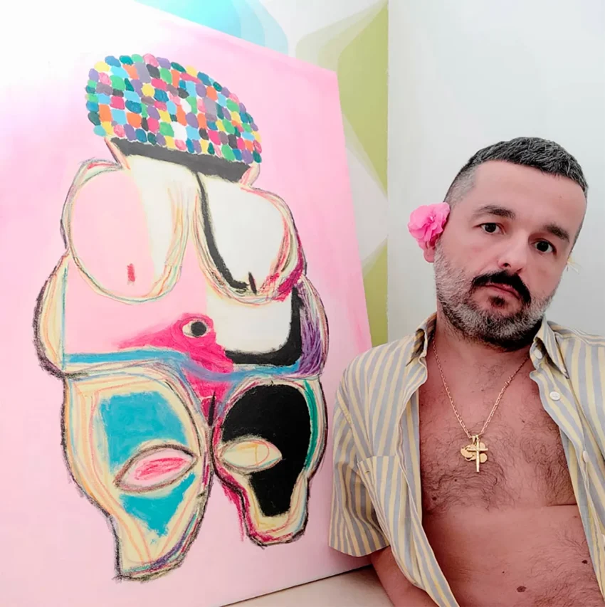 Artista multidisciplinar formado en realización audiovisual y guion, descubrió por casualidad su pasión por la cerámica en 2015 tras mudarse a Granada. Allí comenzó su trayectoria autodidacta, caracterizada por una exploración libre de las técnicas tradicionales y centrada en lo que denomina “cerámica narrativa”, donde cada pieza cuenta historias íntimas con resonancia universal.