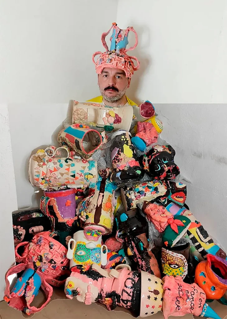 Las piezas de cerámica de Miguel B., a menudo cubiertas con silicona rosa que simula chicle, funcionan como superficies en las que lo artesanal se mezcla con lo irónico, generando un imaginario tan lúdico como inquietante.