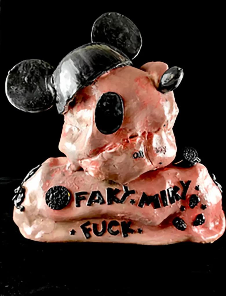 Las piezas de cerámica de Miguel B., a menudo cubiertas con silicona rosa que simula chicle, funcionan como superficies en las que lo artesanal se mezcla con lo irónico, generando un imaginario tan lúdico como inquietante.