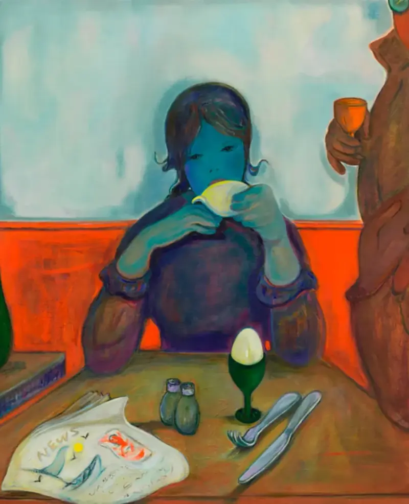 Persona tomando una bebida en una mesa con un huevo pasado por agua y un periódico, en una pintura de estilo expresionista.