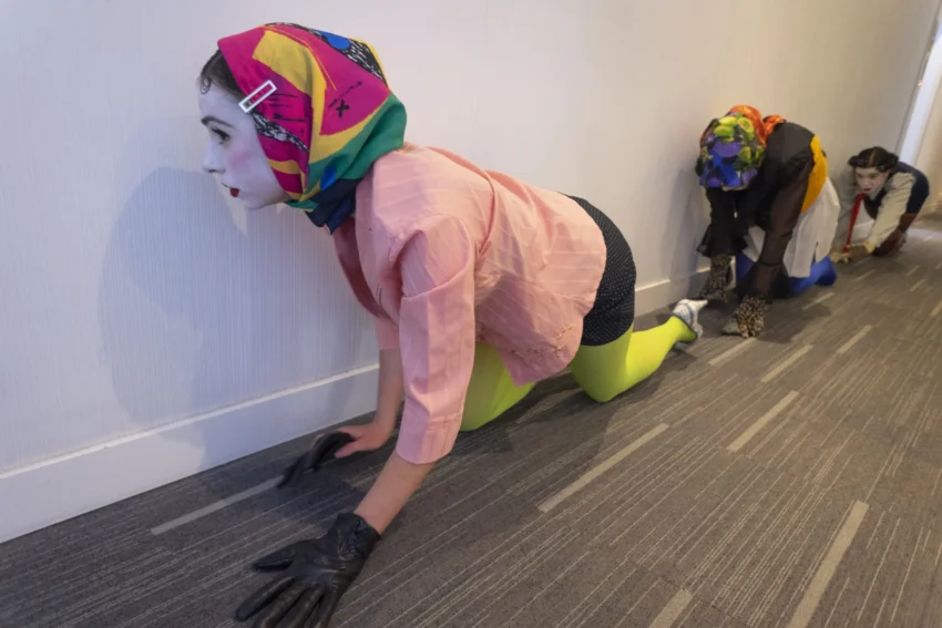 Hybrid Art Fair 2026 ha destacado por su marcado carácter experiencial. Las personas visitantes han tenido oportunidad de desarrollar una participación activa en la que han vivido el arte en sus propios cuerpos: desde practicar una clase de fitness con elementos de caña de azúcar hasta interactuar con una falsa Marina Abramovic para cuestionar los mitos del estrellato artístico. La feria ha roto, así, la cuarta pared, permitiendo disfrutar e incluso formar parte de performances e instalaciones.