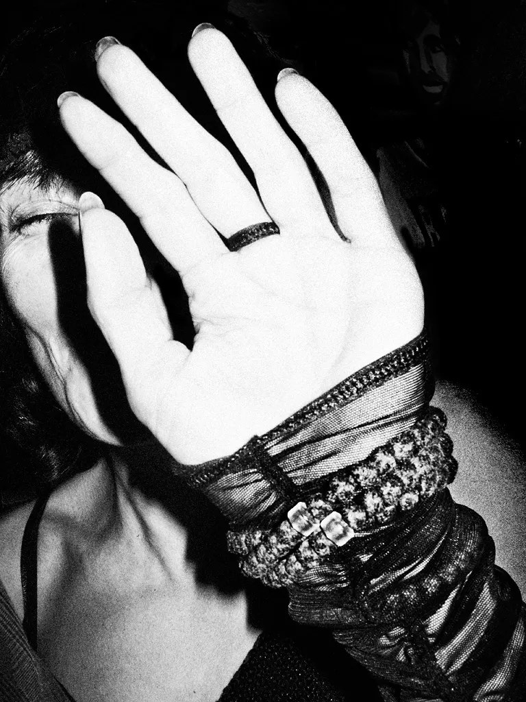 El proyecto “Medianoche” de Rafael Arocha consta de fotografías en blanco y negro realizadas en bares y clubs nocturnos que se presenta como la narración de una noche cualquiera pero que realmente nos desvela el estado de observación al que induce el deseo de acercarse al otro.