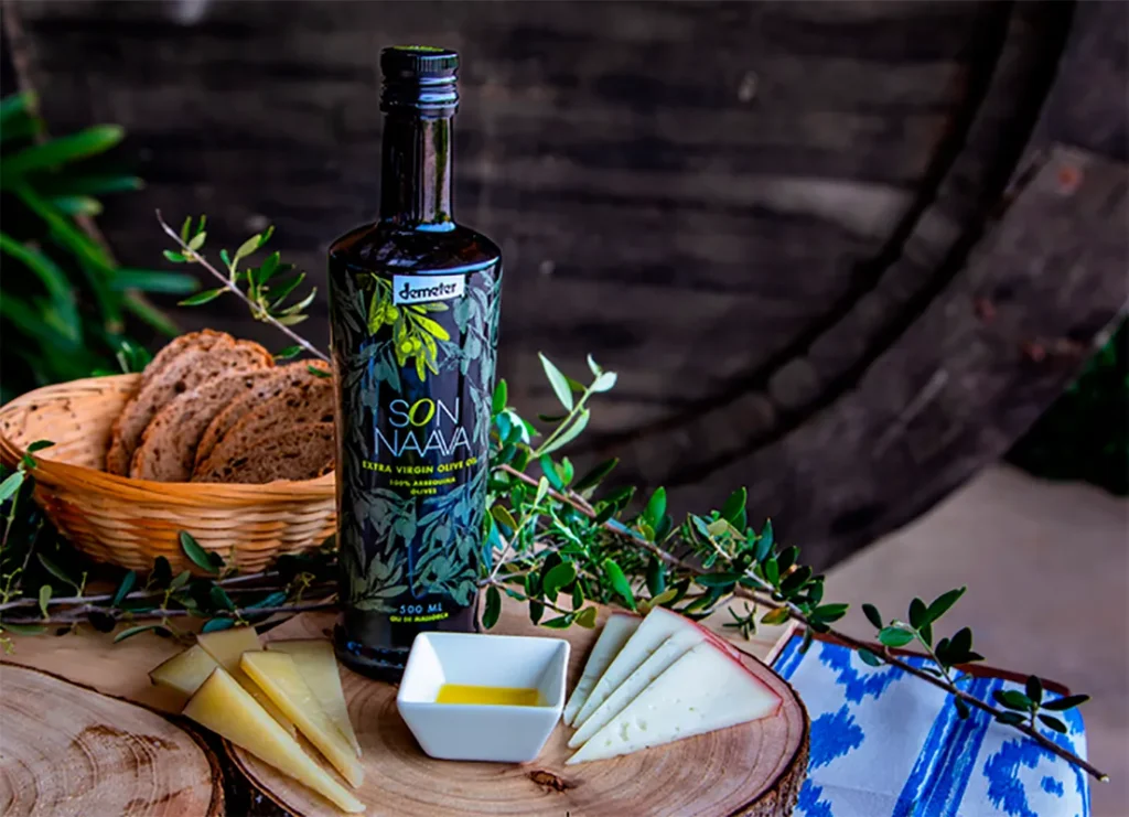 Además de los vinos biodinamicos Montesión Wine Estate también produce Aceite de Oliva Virgen Extra elaborado con máxima pureza. Fiel a la filosofía de sus vinos, el aceite de oliva Son Naava es 100?% orgánico y biodinámico, producido con un profundo compromiso con la pureza y la sostenibilidad.