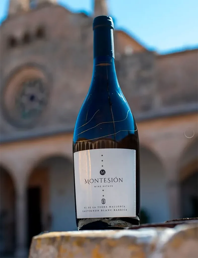 Montesión produce vinos del único viñedo certificado por @demeter en Mallorca, donde las uvas se cosechan en armonía con los ciclos lunares, siguiendo una filosofía holística que considera el viñedo como un ecosistema vivo e interconectado.