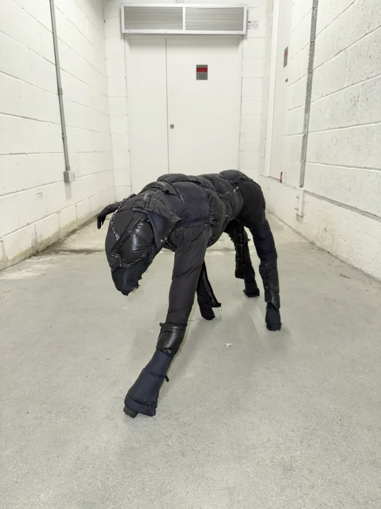 El arte de Yutaro Inagaki se convierte en una cartografía de la existencia moderna, que traza las fricciones invisibles entre las personas y el peso de los sistemas. Mientras el “Realismo Artificial” de George Condo buscaba exponer la naturaleza construida de la psicología humana, la versión de Inagaki sitúa esa artificialidad dentro de la arquitectura de la ciudad. “No me interesa el realismo como copia de la realidad”, dice. “Quiero pintar la realidad artificial que los humanos hemos construido: este paisaje plástico, psicológico y urbano en el que vivimos”.