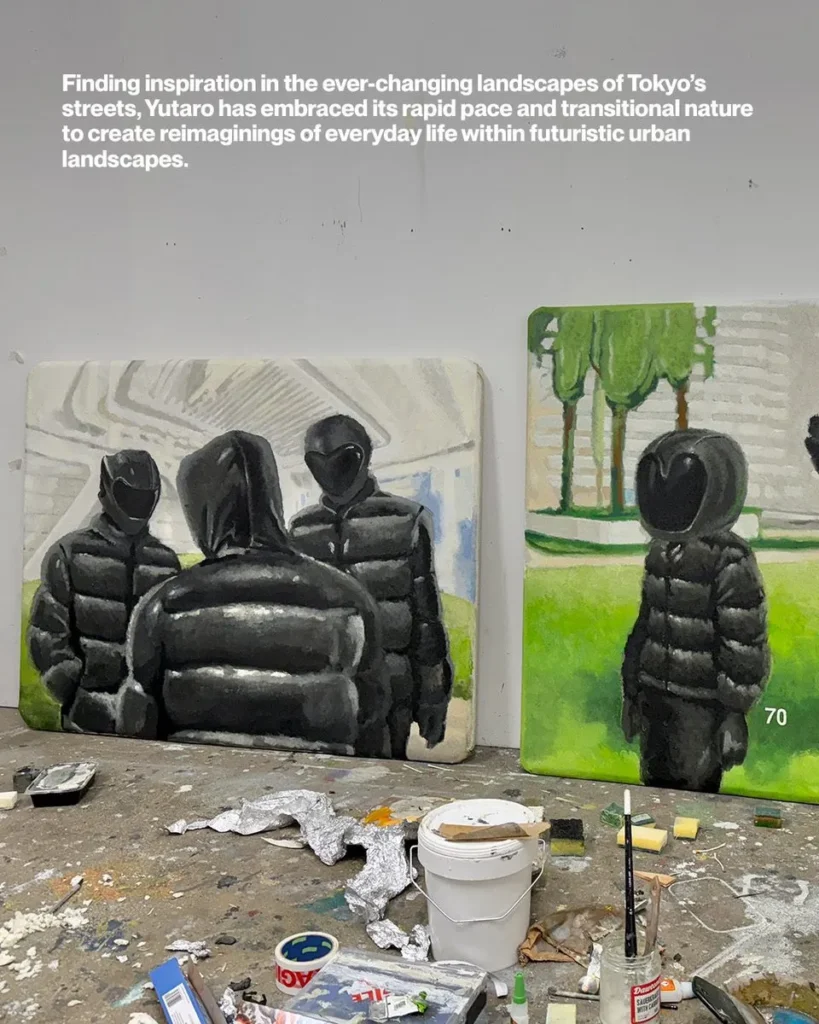 Durante años, Inagaki ha utilizado la puffer jacket (plumífero) como motivo central de su práctica artística, entendiéndola como una armadura cotidiana: un objeto funcional que protege el cuerpo, pero que también homogeneiza la identidad en el entorno urbano. Aceptada transversalmente por subculturas, turistas, amantes de la moda y quienes priorizan exclusivamente la funcionalidad, la puffer jacket se convierte en un símbolo compartido de la vida en la ciudad.