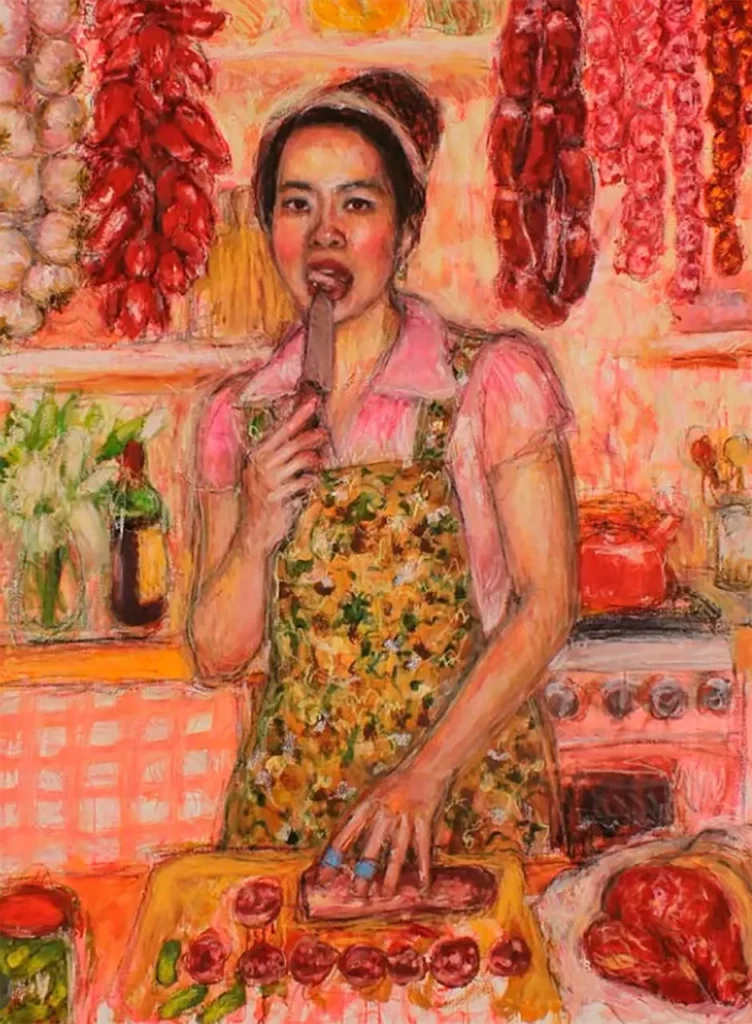 Figura femenina con delantal floral manipulando embutidos en un interior lleno de carnes colgadas y colores intensos, en una escena culinaria expresiva de Caroline Wong.