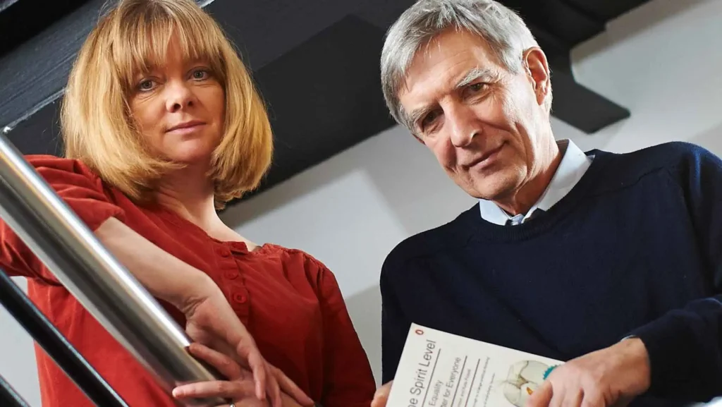 Hace una década los epidemiólogos británicos Richard Wilkinson y Kate Pickett publicaron Desigualdad (Turner, 2009), un libro donde básicamente se planteaban esta pregunta: ser pobre en una sociedad rica es casi una garantía de infelicidad, pero, ¿es feliz el rico que vive en una sociedad rica? Con 30 años de investigación para respaldar su respuesta, concluyeron que la desigualdad afecta a la inmensa mayoría de la población, no solo a una minoría pobre, y es la causa fundamental de los males de todas las sociedades.