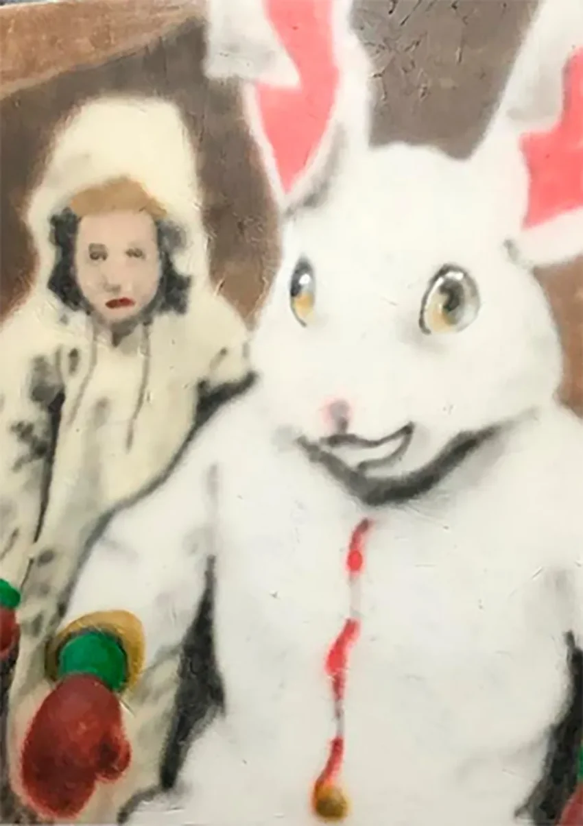 Niña con abrigo blanco junto a una figura de conejo gigante en un traje blanco, obra fotográfica vinculada al universo pop e irónico de Ricardo Passaporte.