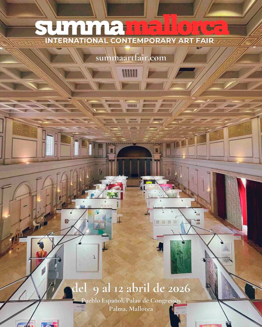 Cartel de SUMMA Mallorca 2026 en el Pueblo Español, con vista del espacio expositivo y paneles de arte contemporáneo.