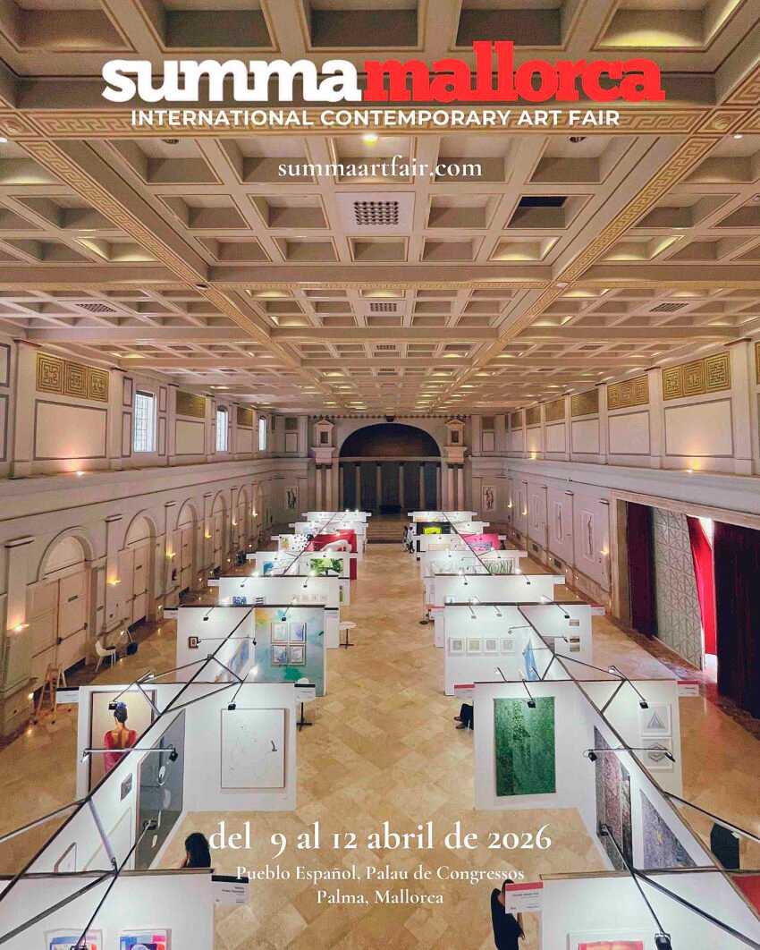 Cartel de SUMMA Mallorca 2026 en el Pueblo Español, con vista del espacio expositivo y paneles de arte contemporáneo.