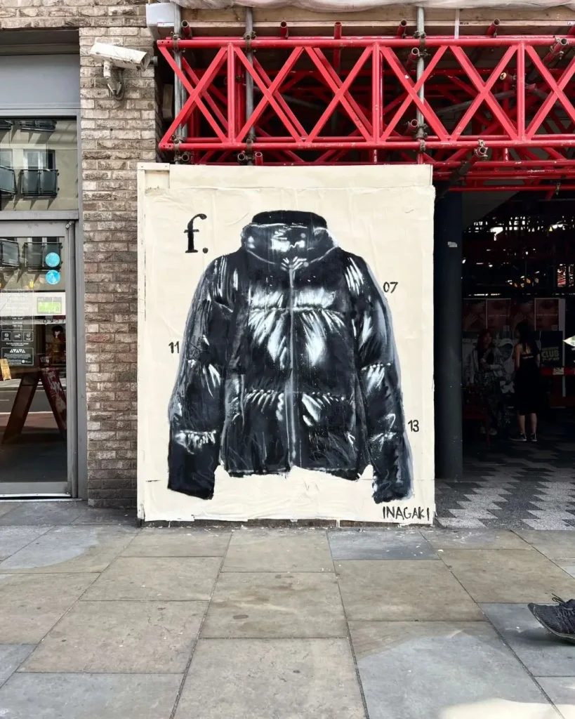 El arte de Yutaro Inagaki se convierte en una cartografía de la existencia moderna, que traza las fricciones invisibles entre las personas y el peso de los sistemas. Mientras el “Realismo Artificial” de George Condo buscaba exponer la naturaleza construida de la psicología humana, la versión de Inagaki sitúa esa artificialidad dentro de la arquitectura de la ciudad. “No me interesa el realismo como copia de la realidad”, dice. “Quiero pintar la realidad artificial que los humanos hemos construido: este paisaje plástico, psicológico y urbano en el que vivimos”.